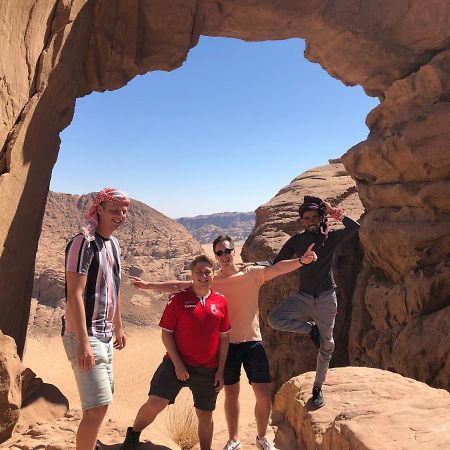 Friend Wadi Rum Luaran gambar