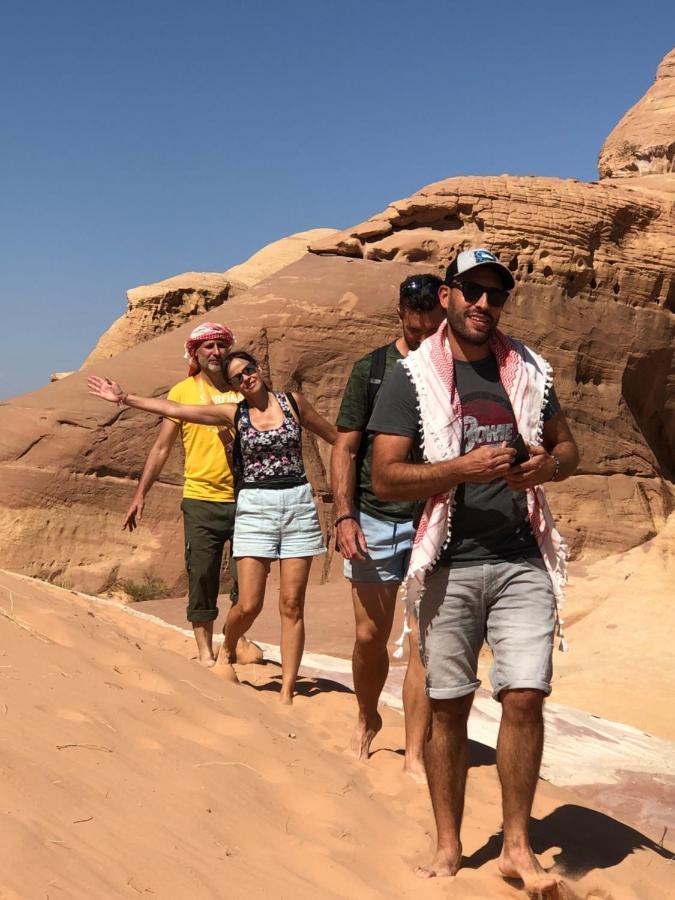 Friend Wadi Rum Luaran gambar