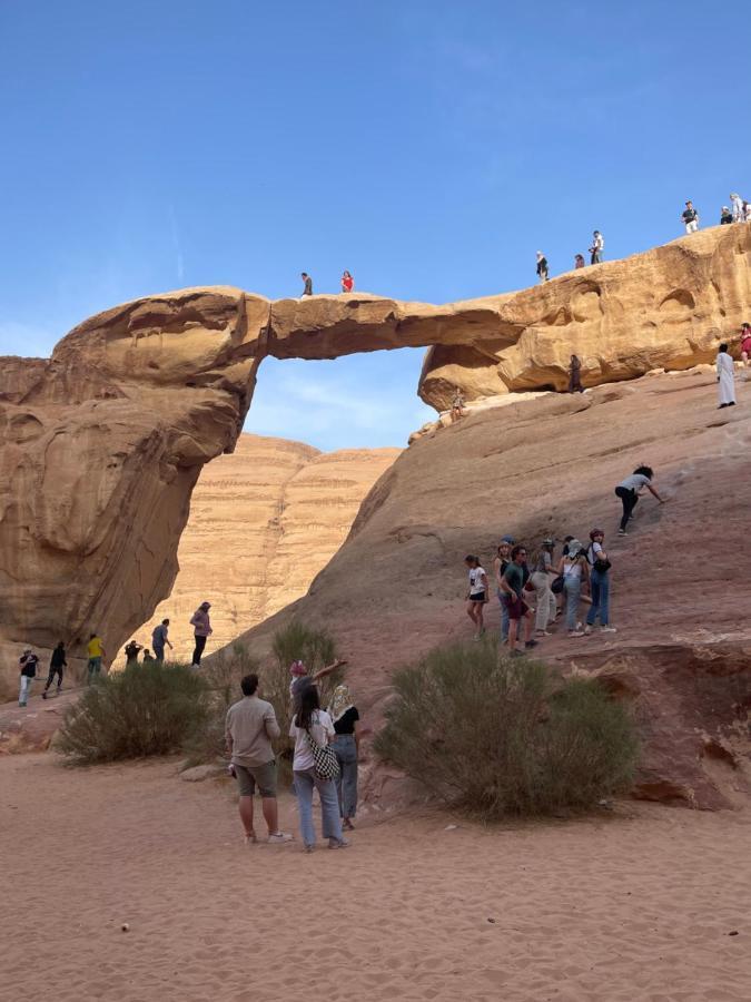 Friend Wadi Rum Luaran gambar