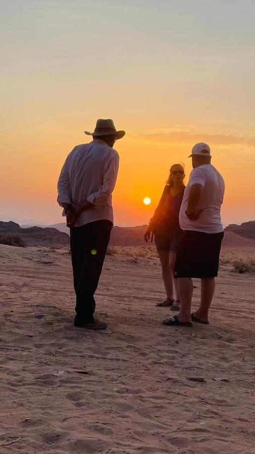 Friend Wadi Rum Luaran gambar