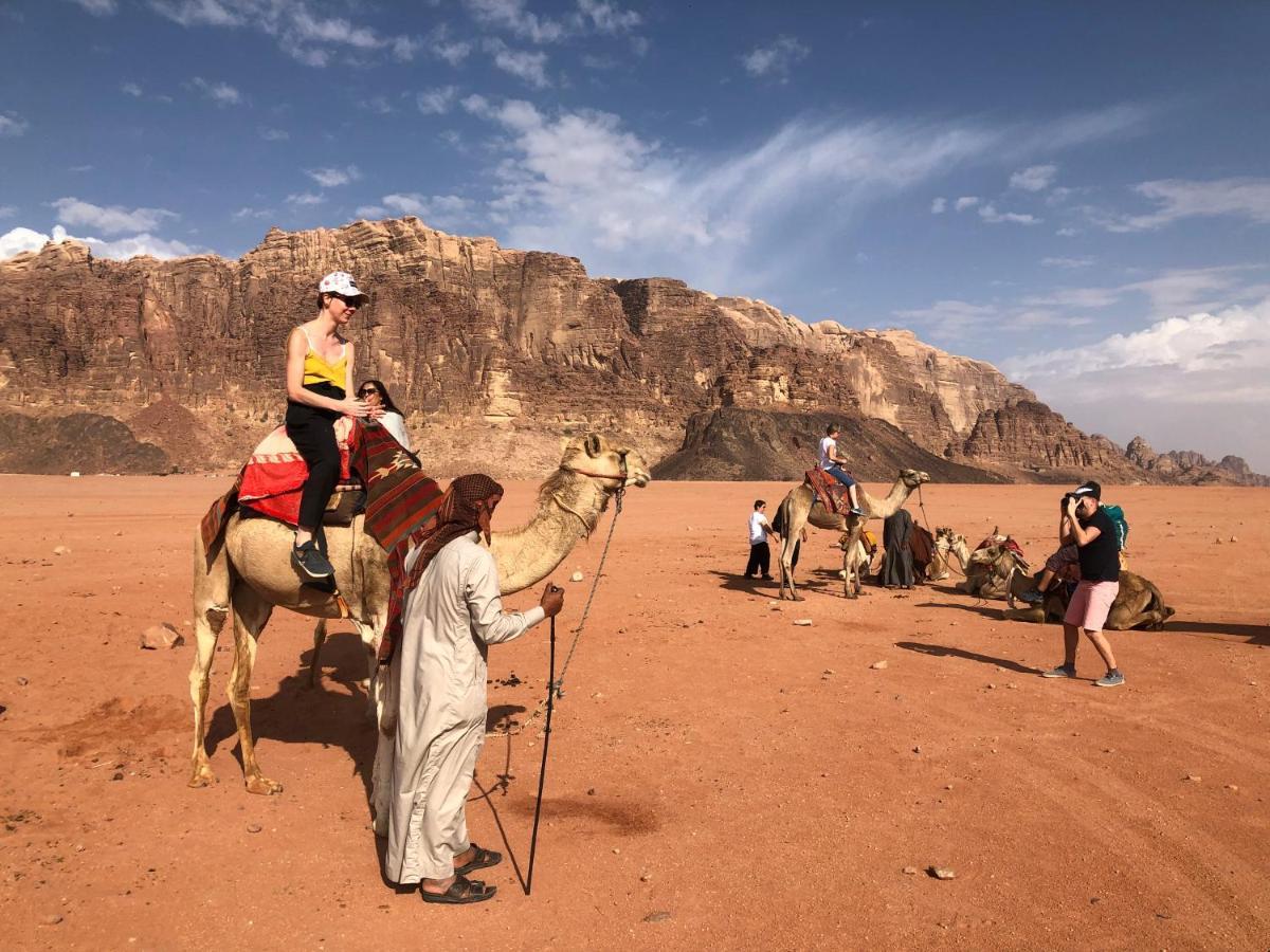 Friend Wadi Rum Luaran gambar