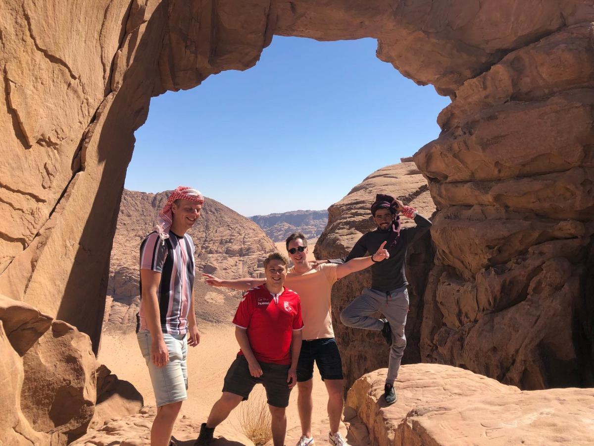 Friend Wadi Rum Luaran gambar