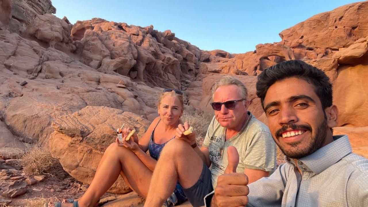 Friend Wadi Rum Luaran gambar