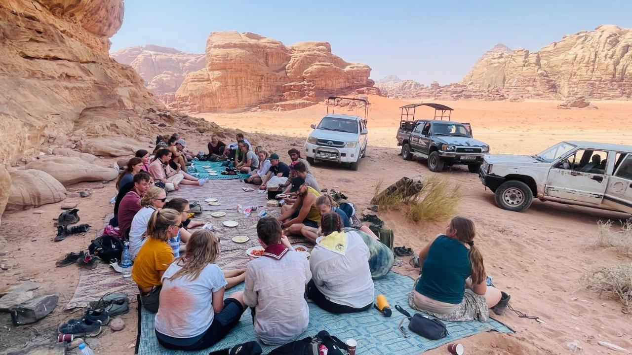 Friend Wadi Rum Luaran gambar