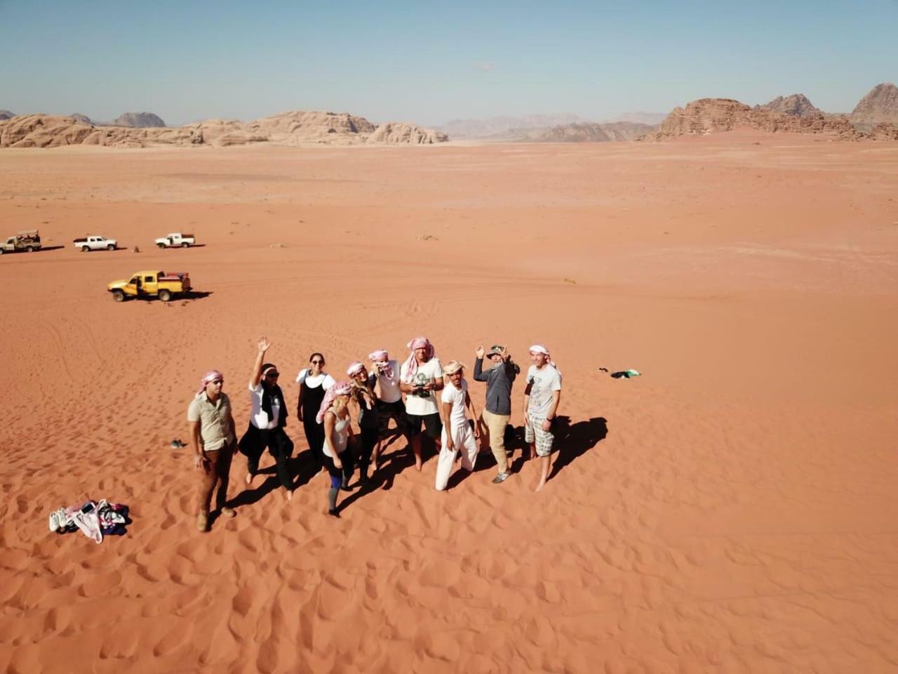 Friend Wadi Rum Luaran gambar