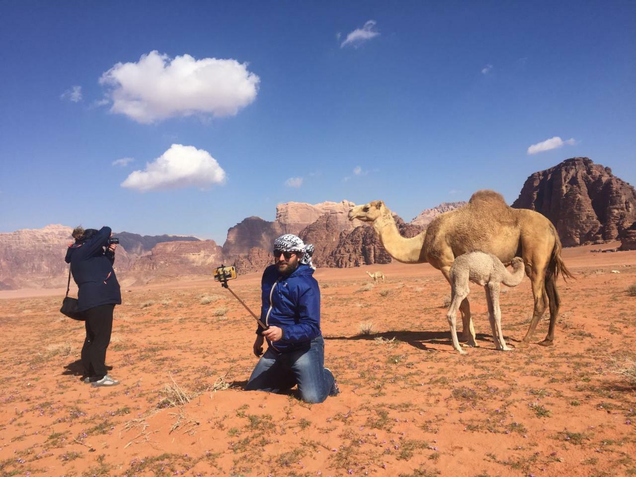 Friend Wadi Rum Luaran gambar